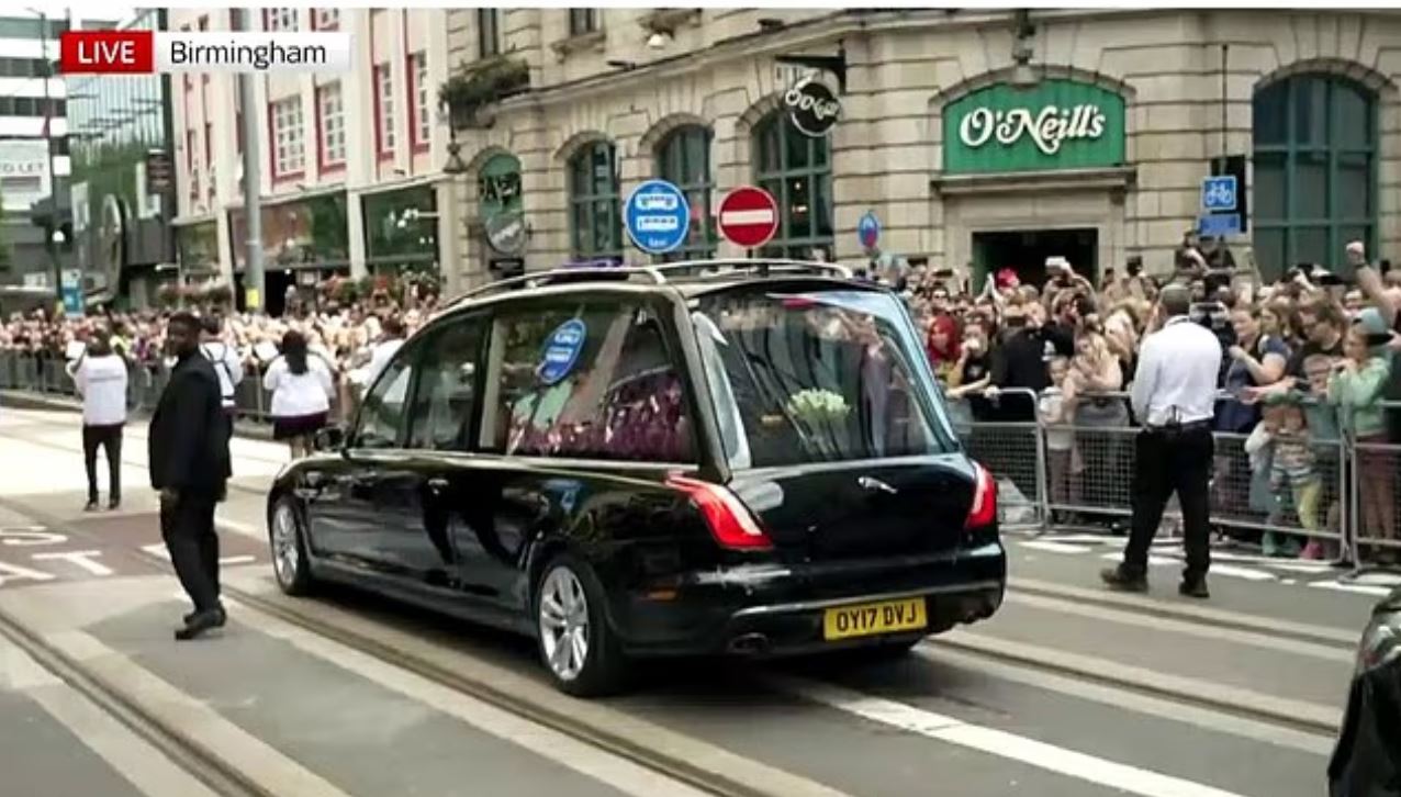 Όζι Όζμπορν: Το τελευταίο «αντίο» στους δρόμους του Μπέρμιγχαμ – Ο θρήνος της οικογένειας και το heavy metal των θαυμαστών