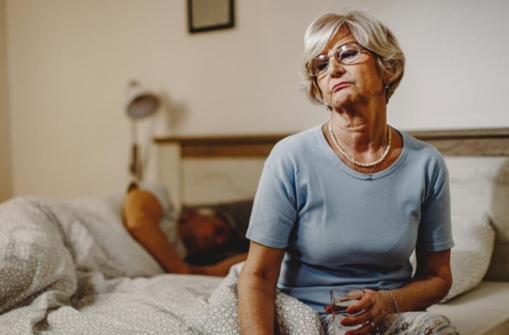 Υποψιάζεται πως η πεθερά της παριστάνει την άρρωστη – «Προσποιείται πως έχει ίλιγγο για να τραβήξει την προσοχή του γιου της»