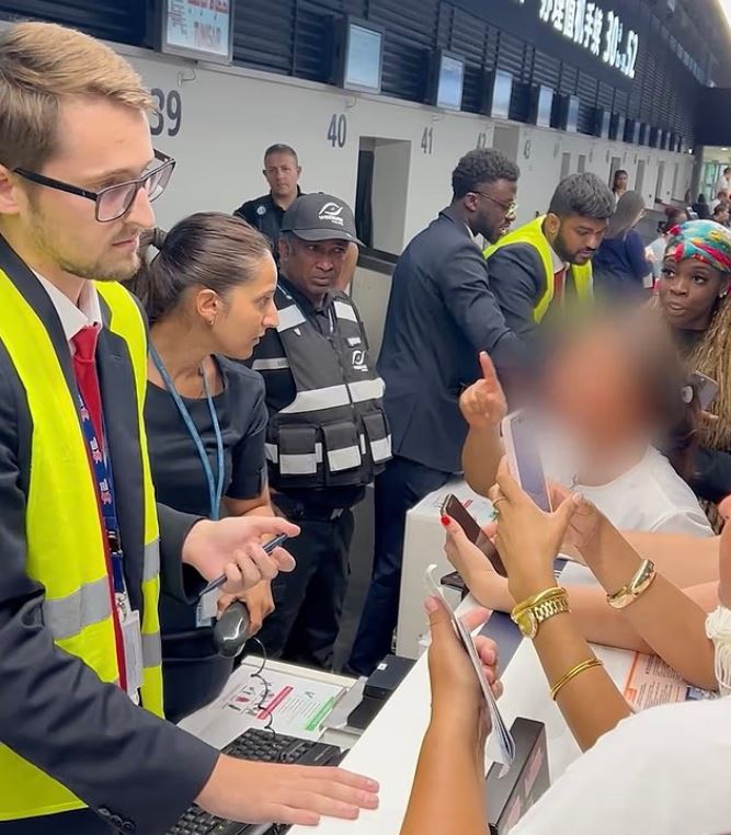 ΓΥΝΑΙΚΑ ΠΤΗΣΗ