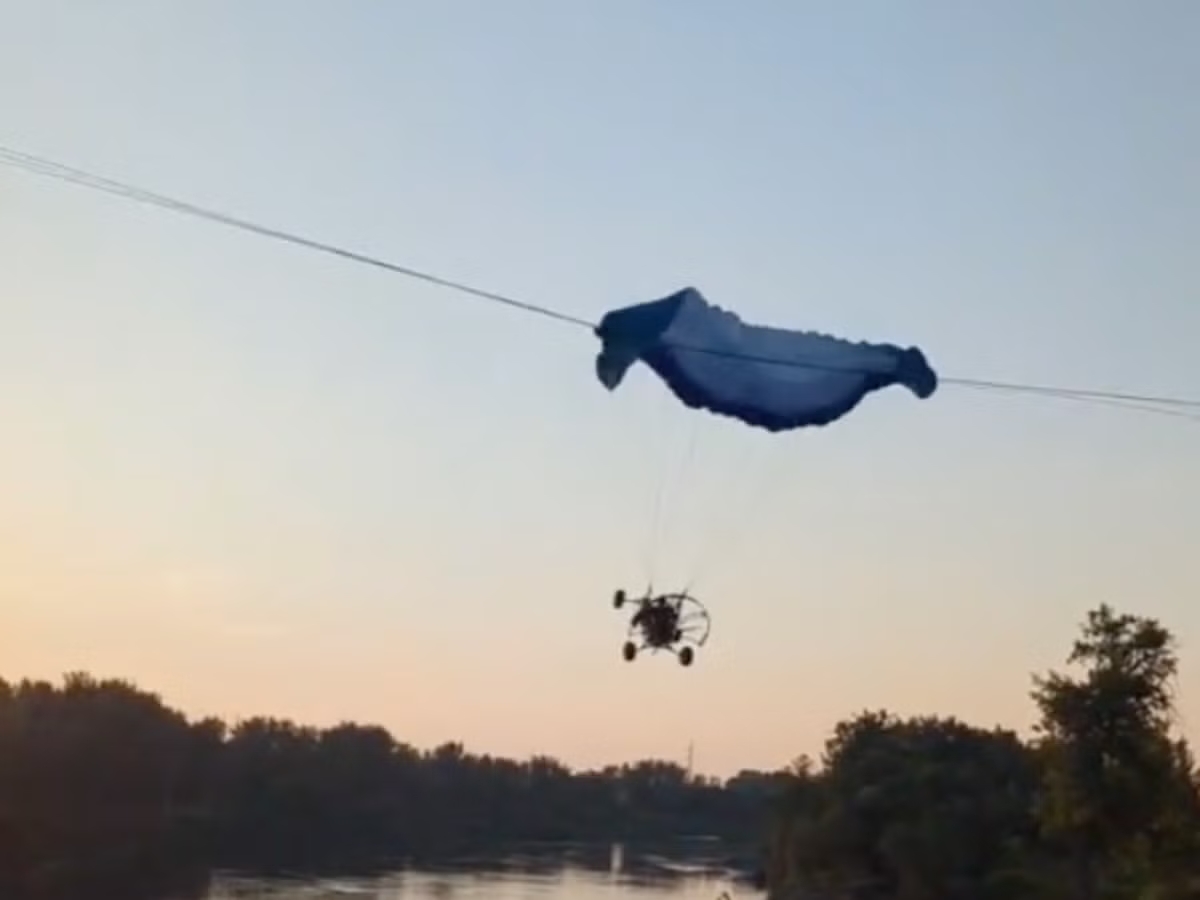 Βίντεο: Αλεξιπτωτιστής πέφτει σε ποτάμι έπειτα από πρόσκρουση σε καλώδιο υψηλής τάσης – Γλίτωσε από θαύμα