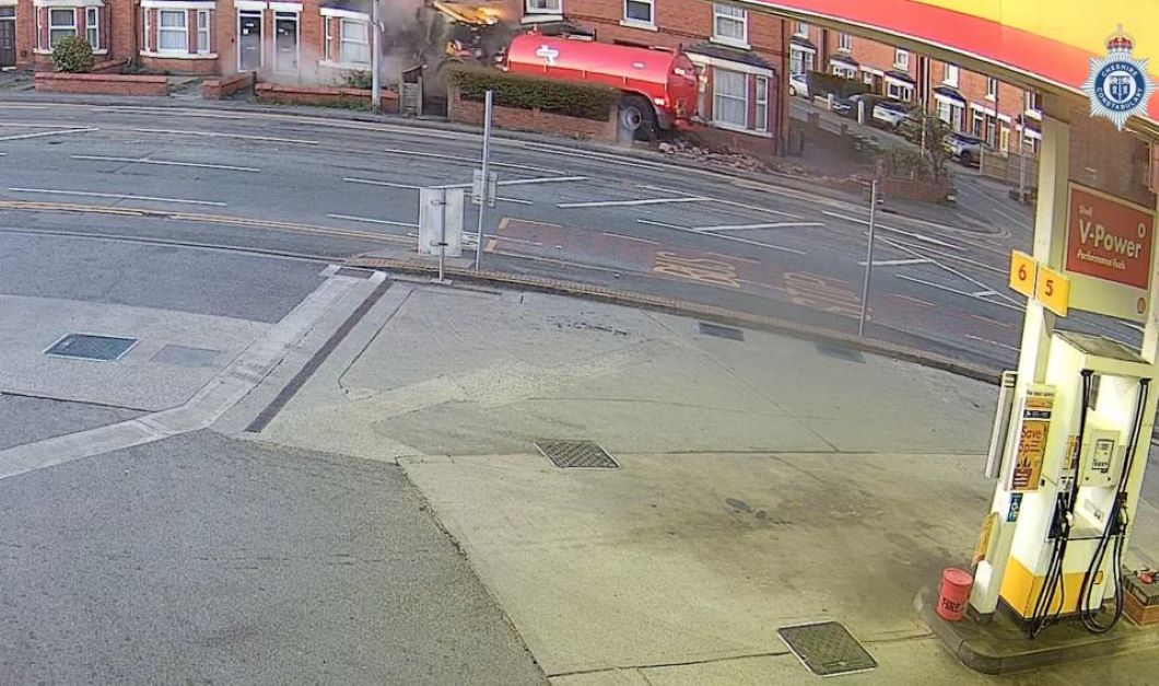 Βίντεο: Τρακτέρ εκτοξεύεται και «καρφώνεται» σε σπίτι έπειτα από σύγκρουση με αυτοκίνητο