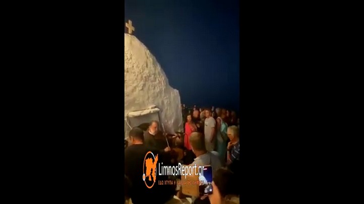 Σίκινος: Ιερέας άφησε το λιβανιστήρι κι έπιασε το… βιολί – ΒΙΝΤΕΟ