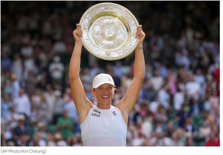 «Έγραψε ιστορία» η Σβιάτεκ – Κέρδισε τον τελικό του Wimbledon χωρίς να χάσει γκέιμ