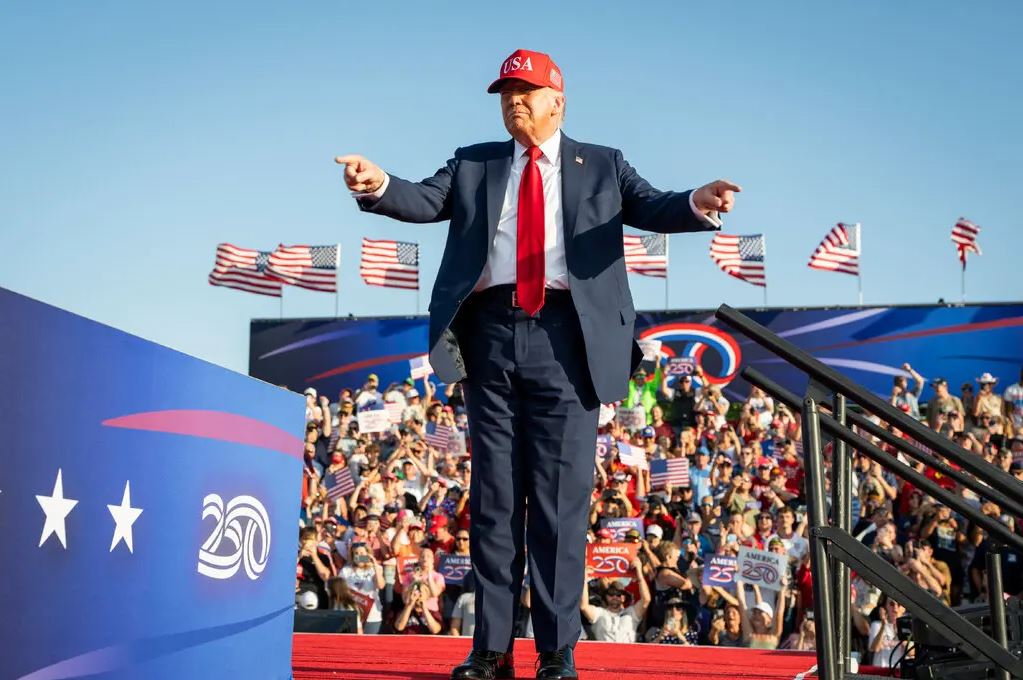 Τραμπ-Έπσταϊν: Η κοσμική ζωή, η φυλακή και ο Λευκός Οίκος – Πόσο φως μπορεί να ρίξουν στην σχέση τους τα έγγραφα που ζητεί ο πρόεδρος;