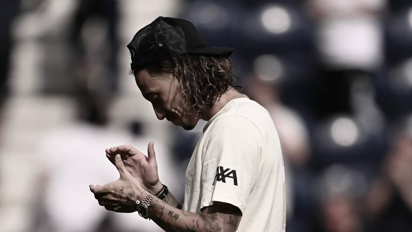 Λίβερπουλ: Ο Κώστας Τσιμίκας τραγούδησε μαζί με τους οπαδούς το σύνθημα για τον Ζότα