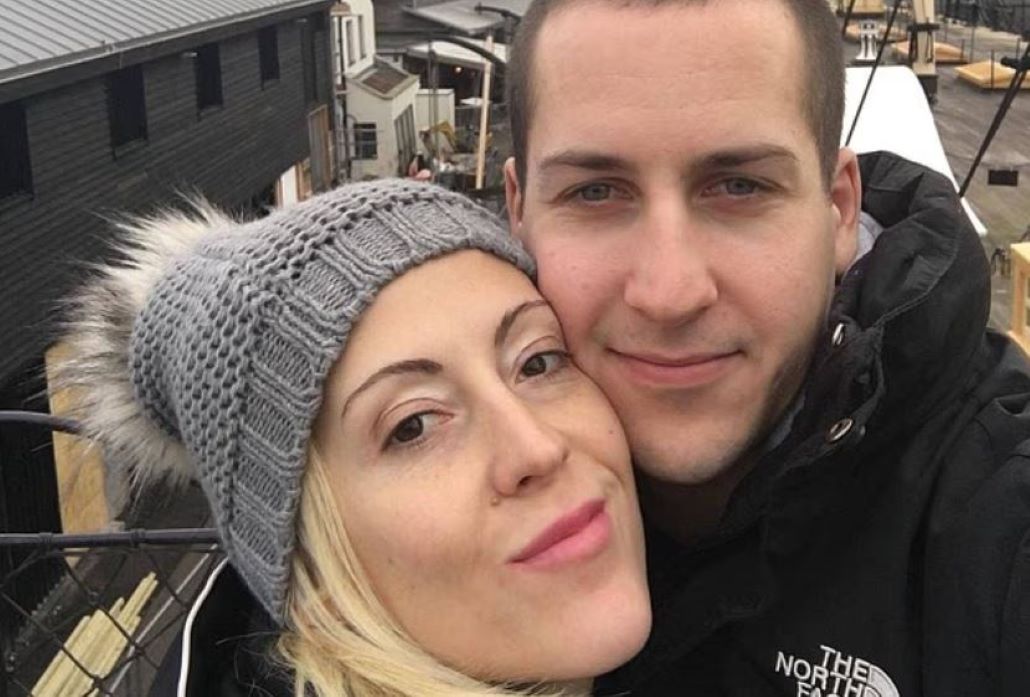 «Μας απέλυσαν γιατί γυρίσαμε μαυρισμένοι» καταγγέλλει ζευγάρι – Η εταιρεία αναφέρει ότι ταξίδεψαν στη Βουλγαρία χωρίς άδεια