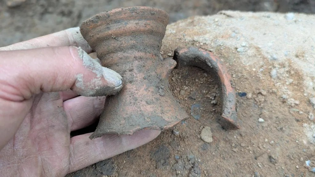 O λαιμός ρωμαϊκής κανάτας που ανακαλύφθηκε στο κέντρο του Μάντσεστερ.