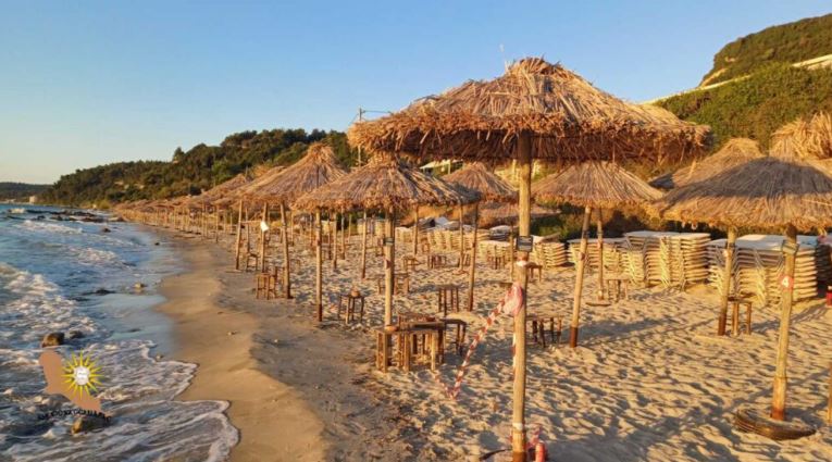 Χαλκιδική: Έστησε αυθαίρετα 300 ομπρέλες και 693 ξαπλώστρες σε παραλία – Τις «ξήλωσε» έπειτα από παρέμβαση των Αρχών 