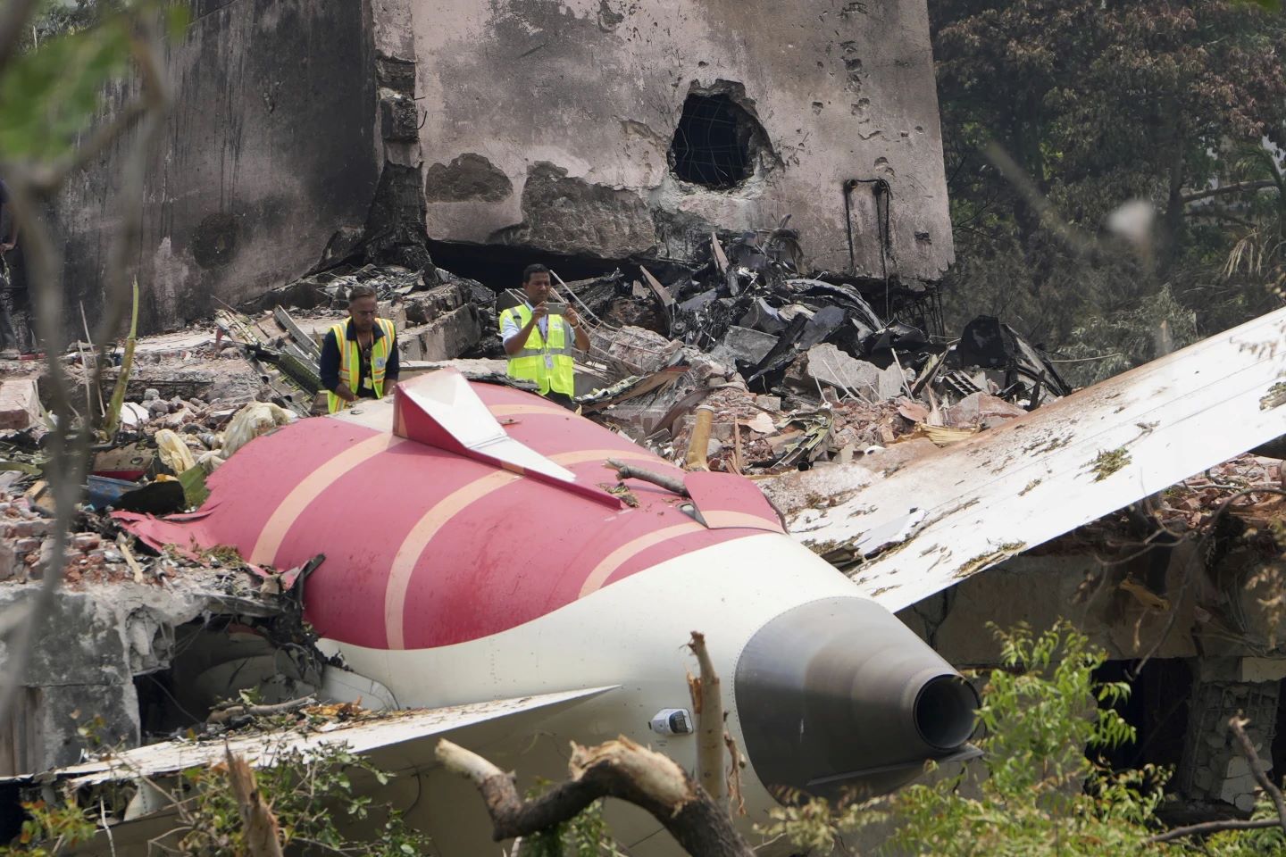 Air India: Η έρευνα για τα αίτια της συντριβής «απέχει πολύ από το να ολοκληρωθεί», λέει ο CEO