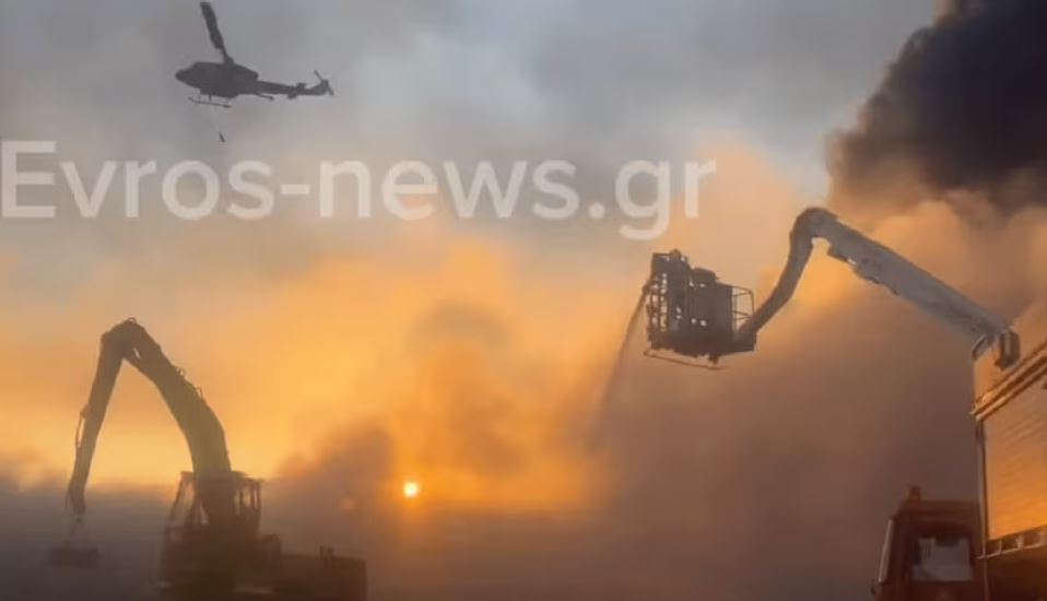 Αλεξανδρούπολη: Βελτιωμένη η εικόνα από τη φωτιά στην εταιρεία ανακύκλωσης