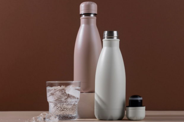 Μπουκάλια νερού πολλαπλών χρήσεων: Γιατρός εξηγεί τι θα συμβεί εάν δεν τα πλένετε - Η αηδιαστική αλήθεια