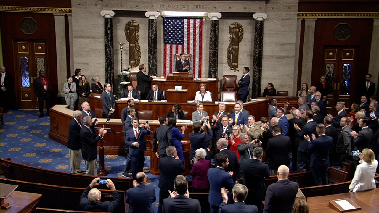 ΗΠΑ: Εγκρίθηκε και από τη Βουλή το “ωραίο και μεγάλο” νομοσχέδιο του Τραμπ – Παρατείνει τις φοροαπαλλαγές και θα αυξήσει το χρέος κατά 3 τρισ. δολάρια