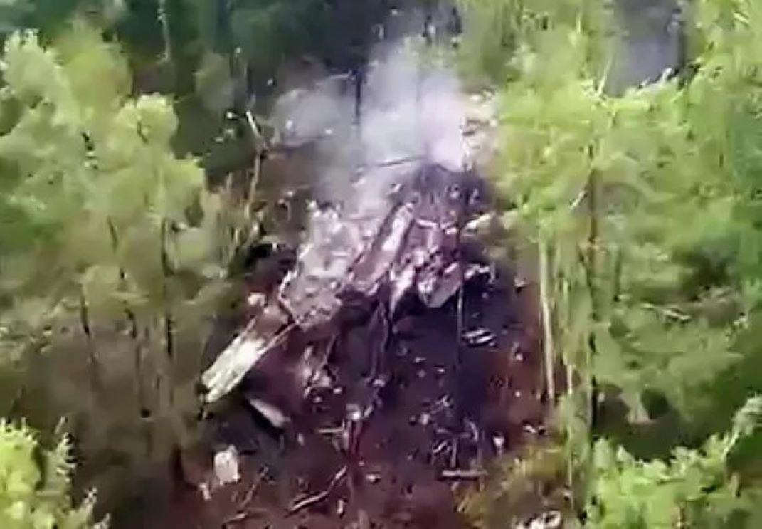 Ρωσία: Βίντεο από τον εντοπισμό του αεροσκάφους An-24 σε «δύσβατη περιοχή» – Η στιγμή που οι διασώστες αντικρίζουν το φλεγόμενο κουφάρι του