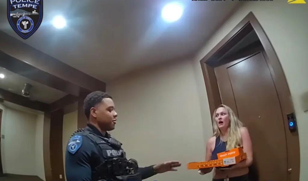 Βίντεο: Αστυνομικοί παρέδωσαν πίτσα έπειτα από σύλληψη διανομέα – «Πρέπει να είναι ακόμα ζεστή»