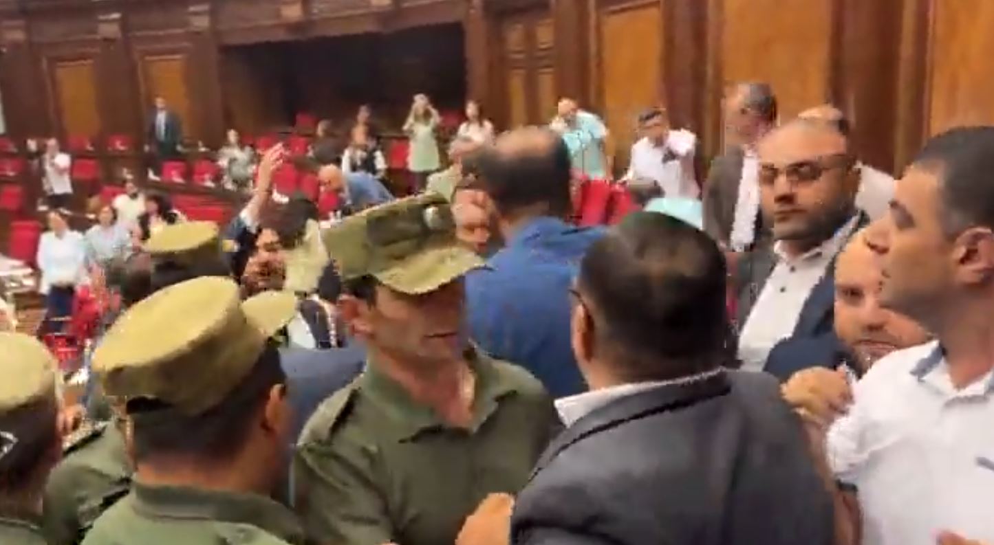 Χάος στο κοινοβούλιο της Αρμενίας: Βουλευτής του κυβερνώντος κόμματος επιτέθηκε σε μέλος της αντιπολίτευσης – Δείτε βίντεο