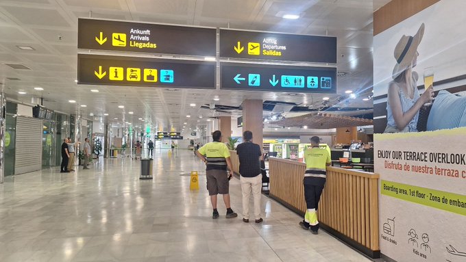 Ισπανία: Κατέρρευσε τμήμα ψευδοροφής στο αεροδρόμιο της Αλμερίας μετά τον σεισμό των 5,5 Ρίχτερ – «Ακούσαμε έναν δυνατό κρότο και εμφανίστηκε ένα μεγάλο σύννεφο σκόνης»