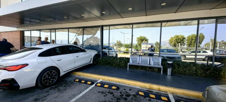 Πάτρα: Αυτοκίνητο κατέληξε σε σούπερ μάρκετ