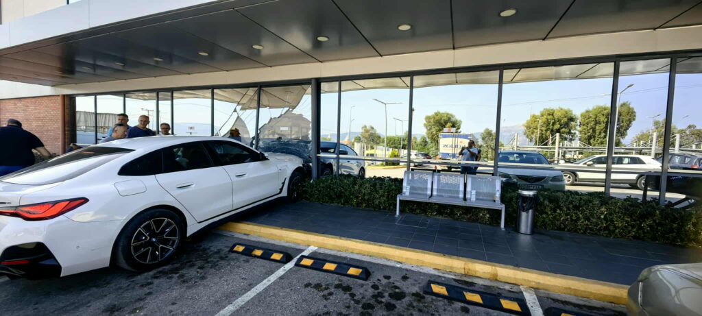 Πάτρα: Αυτοκίνητο κατέληξε σε σούπερ μάρκετ