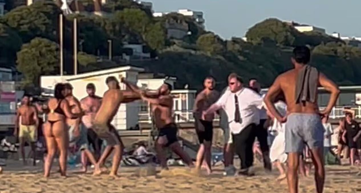 Βίντεο: Άγριος καβγάς λουόμενων κάτω από τον καυτό ήλιο – Έγιναν θέαμα γιατί σκόνταφταν στην άμμο