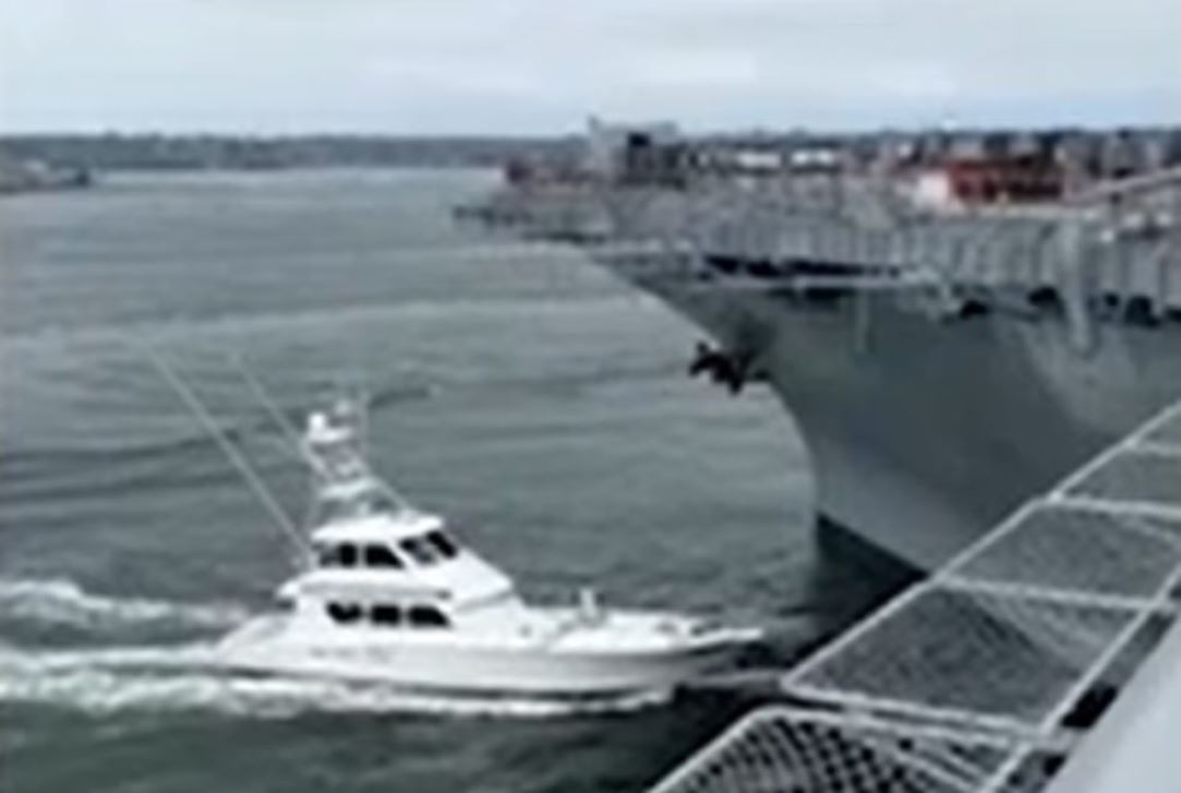 Βίντεο: Σκάφος συγκρούστηκε με ιστορικό αεροπλανοφόρο των ΗΠΑ – Η στιγμή που «καρφώνεται» στο USS Midway