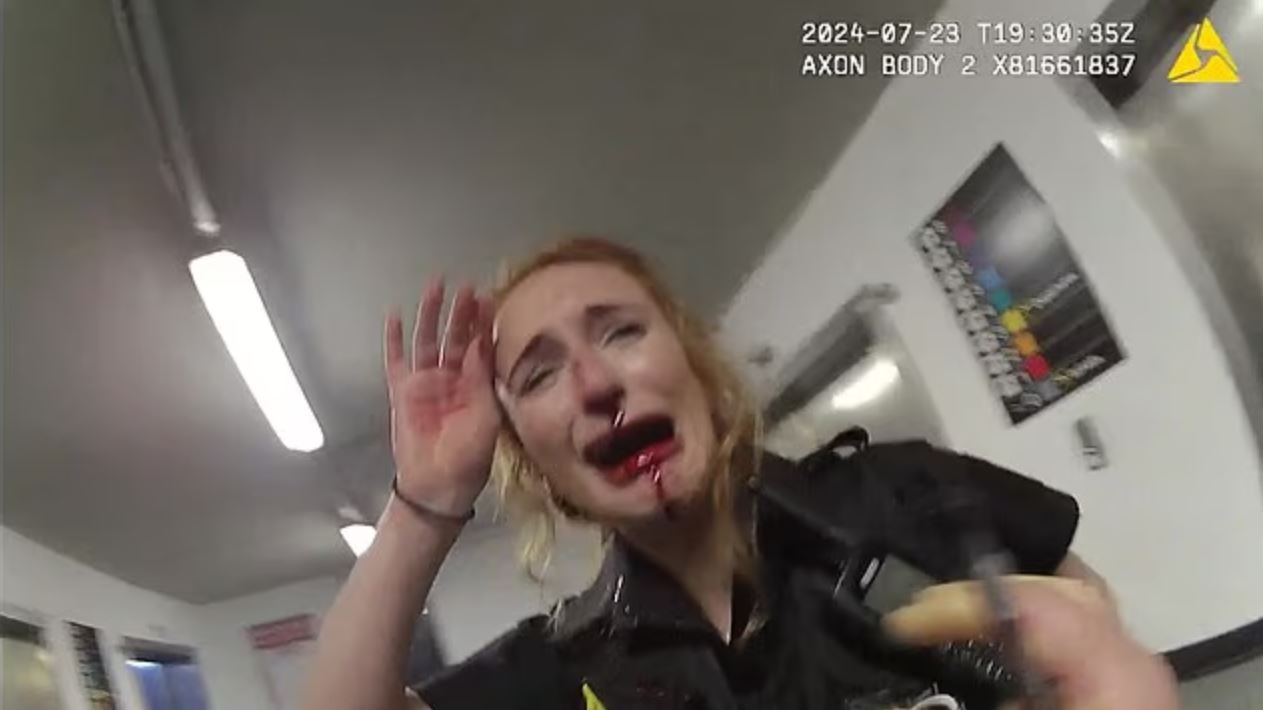 Βίντεο-σοκ: Η στιγμή που γυναίκα αστυνομικός δέχεται γροθιά στο πρόσωπο και αιμορραγεί – Έκλαιγε από πόνο και τρόμο