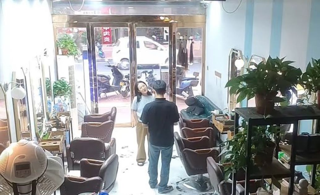 Βίντεο: Κομμωτής και πελάτισσα τσακώνονται για ένα… απλό μαθηματικό πρόβλημα – «Κάηκαν εγκεφαλικά κύτταρα» στα social media για να βρεθεί λύση