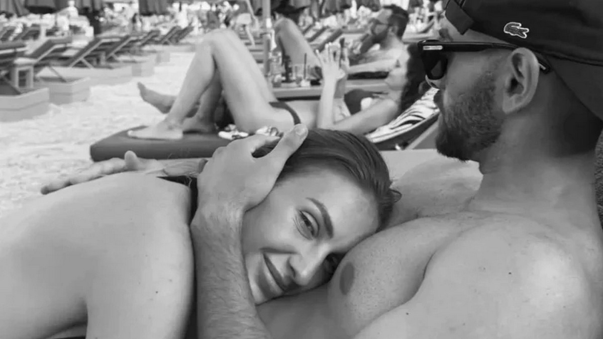 Κατερίνα Δαλάκα: Τρυφερά φιλιά με τον σύντροφό της, εν πλω