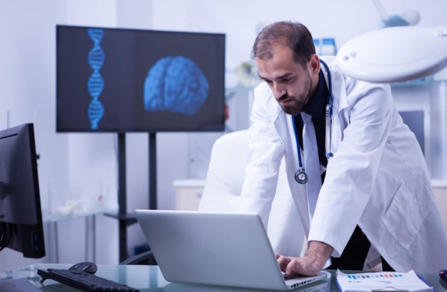 Γνωστική εξασθένηση: Νευροχειρουργός κρούει τον κώδωνα του κινδύνου για 3 τροφές που μπορούν να «συρρικνώσουν τον εγκέφαλο»