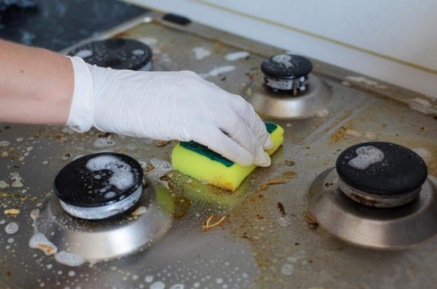 Εστίες κουζίνας: Οι λεκέδες από καμένα λίπη θα εξαφανιστούν χωρίς τρίψιμο εάν χρησιμοποιήσετε 2 φυσικά υλικά