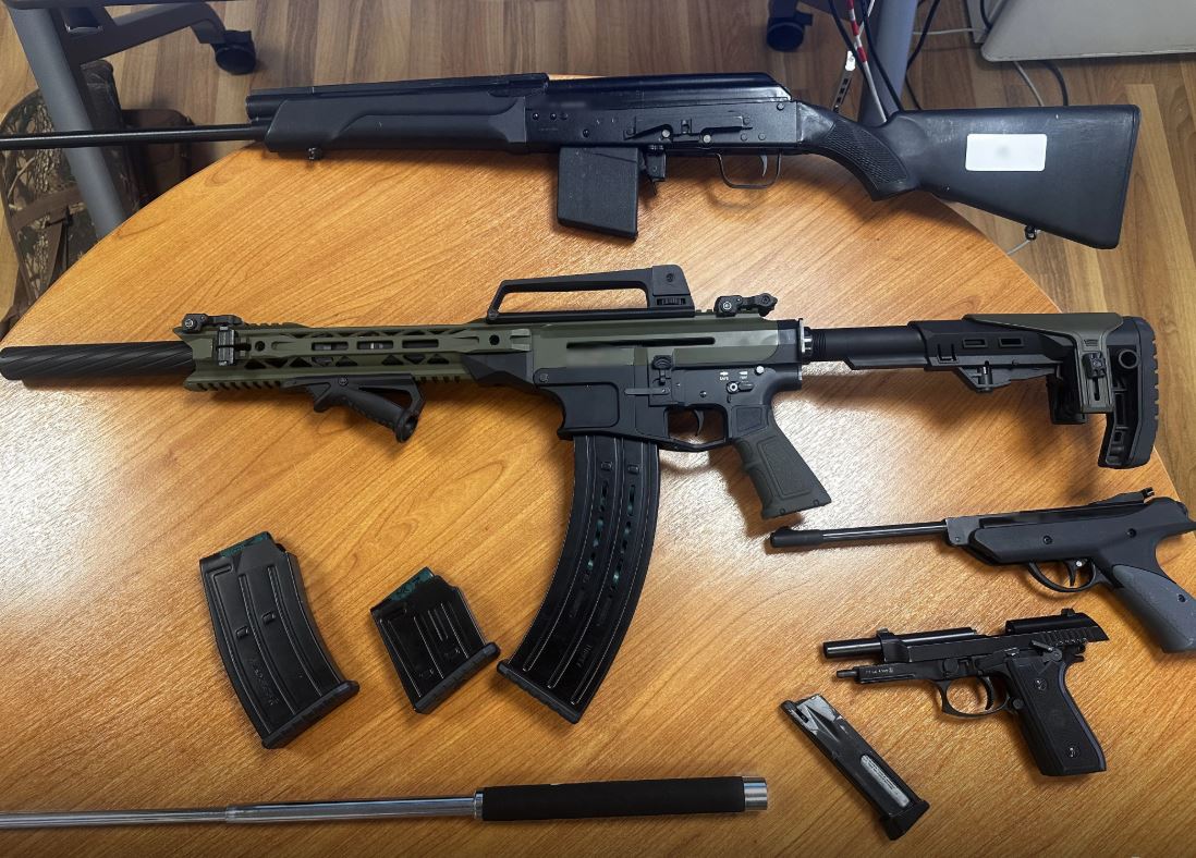 Δυτική Αττική: Επιχείρηση του «ελληνικού FBI» για όπλα, σφαίρες και ναρκωτικά – 3 συλλήψεις, ανάμεσά τους και 2 γυναίκες – ΦΩΤΟ