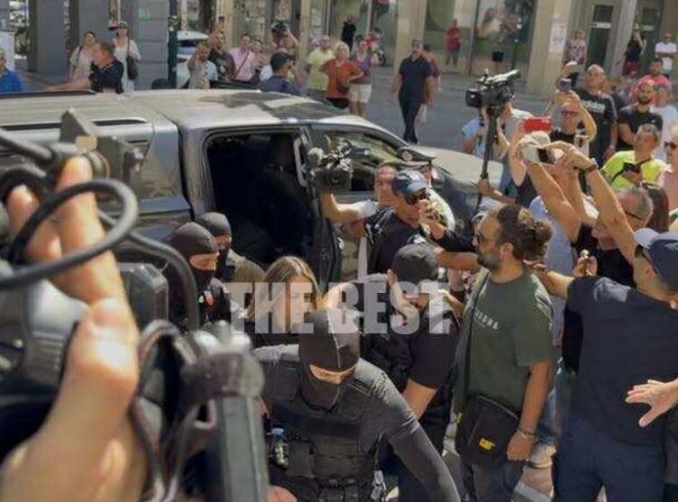 Ειρήνη Μουρτζούκου: Η στιγμή που η 25χρονη φτάνει στο Δικαστικό Μέγαρο Πατρών – ΦΩΤΟ και ΒΙΝΤΕΟ