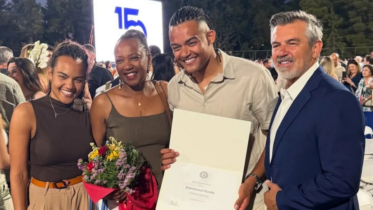 Πήρε το πτυχίο του ο Εμμανουήλ Καραλής- «Μάνα… το πήρα»