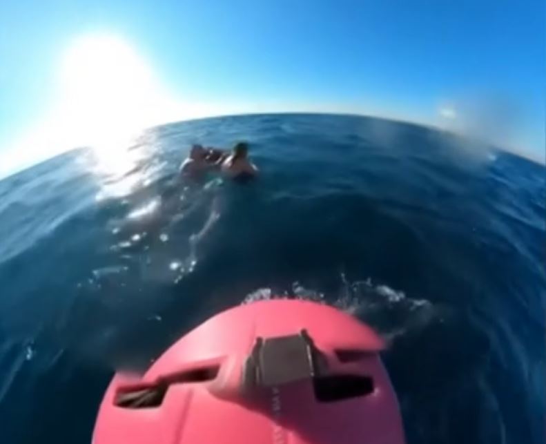 Θεσσαλονίκη: «Ήταν πάνω από 2,5 χιλιόμετρα μακριά» λέει ο αθλητής ιστιοπλοΐας που έκανε kite surf για την διάσωση του πατέρα και της κόρης του