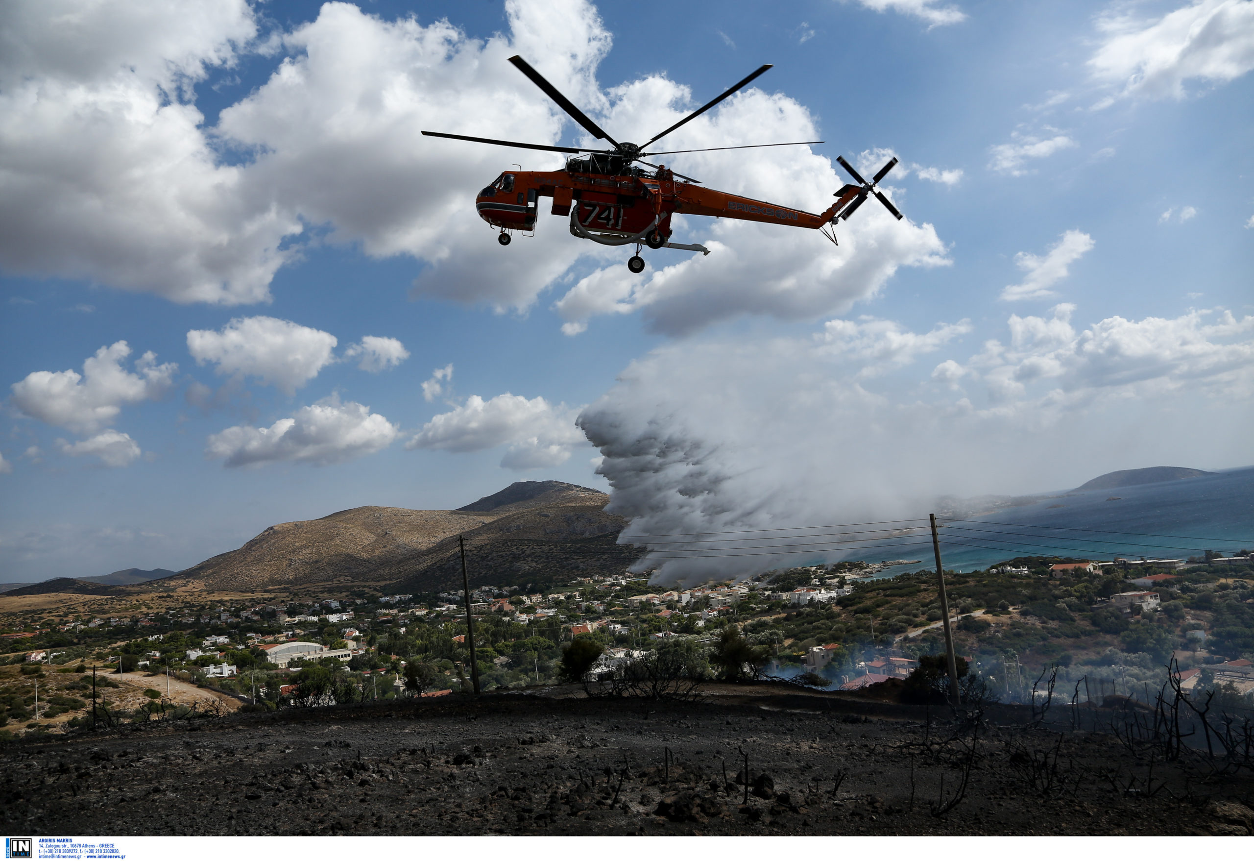 Ελευσίνα: Προσθαλάσσωση ελικοπτέρου που επιχειρούσε στη φωτιά στον Ασπρόπυργο