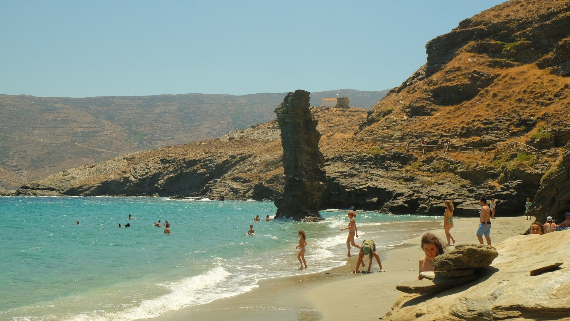 «Βασίλισσα του Αιγαίου» η Άνδρος, σύμφωνα με το Low Season Traveller