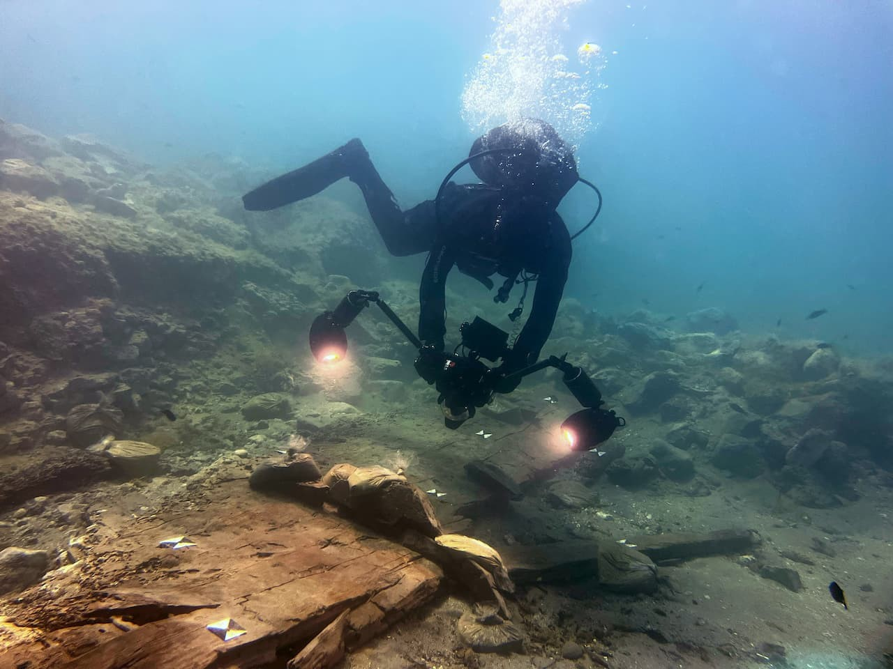 Αρχαιολόγοι εξετάζουν το ναυάγιο.
