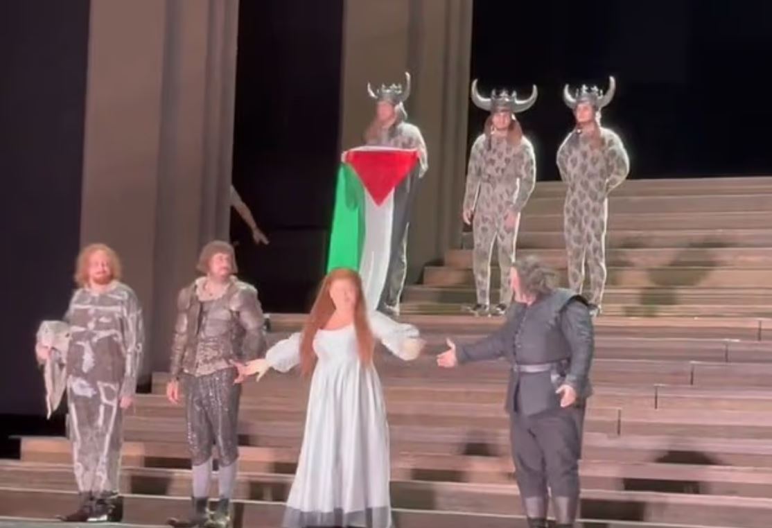 Βρετανία: Καλλιτέχνης ύψωσε την παλαιστινιακή σημαία σε παράσταση του Τροβατόρε στη Βασιλική Όπερα του Λονδίνου