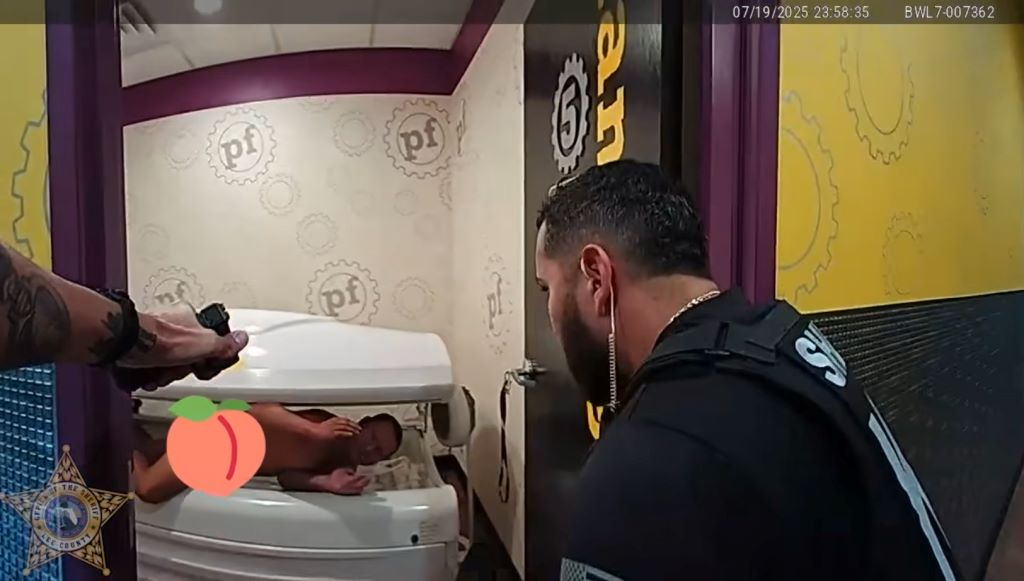 Βίντεο: Προκάλεσε ζημιές σε γυμναστήριο και κρύφτηκε γυμνός μέσα σε μηχάνημα σολάριουμ – ««Εντοπίστηκε λίγο… ηλιοκαμένος»