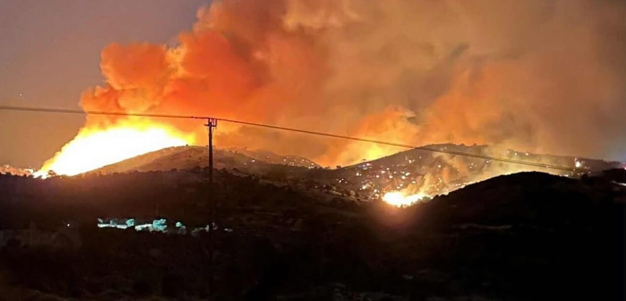 LIVE – Φωτιά στην Εύβοια: Διάσπαρτες εστίες – Σηκώθηκαν τα εναέρια μέσα – Εφιαλτικό βράδυ λόγω των ισχυρών ανέμων