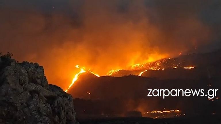 Φωτιά στα Χανιά: Μάχη με τις αναζωπυρώσεις δίνουν οι πυροσβεστικές δυνάμεις – Οι άνεμοι αλλάζουν συνεχώς ένταση και κατεύθυνση