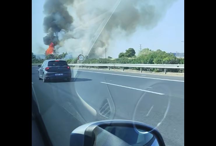 Κορωπί: Φωτιά στον παράδρομο της Αττικής Οδού – Σηκώθηκαν 2 ελικόπτερα – ΒΙΝΤΕΟ