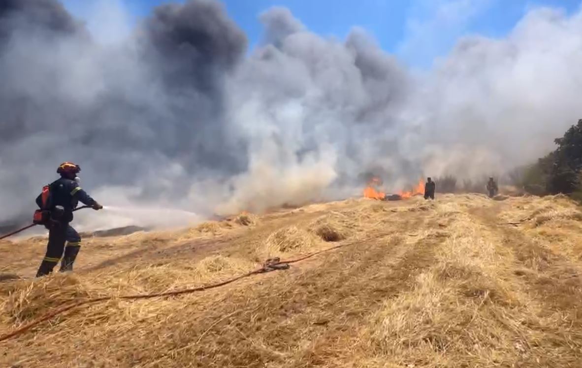 Λέσβος: Υπό έλεγχο η φωτιά – Κάηκαν αυτοκίνητα στο Κεράμι – ΒΙΝΤΕΟ