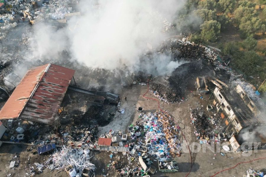 Μυτιλήνη: Βελτιωμένη η εικόνα της φωτιάς σε επιχείρηση ανακύκλωσης – Αποπνικτική η ατμόσφαιρα – ΒΙΝΤΕΟ