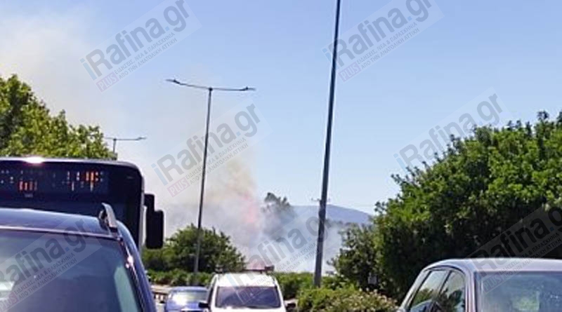 Φωτιά στη Ραφήνα: Διακοπή κυκλοφορίας στην οδό Κιάφας στα Σπάτα