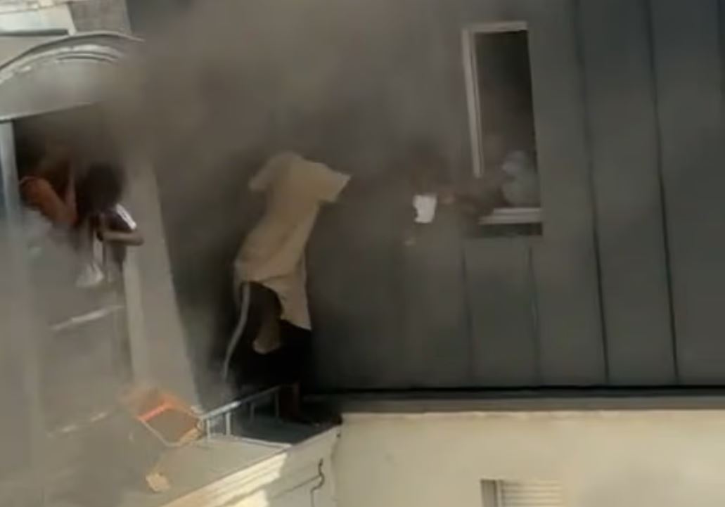 Παρίσι: Βίντεο από ηρωική διάσωση παιδιών σε φλεγόμενο κτίριο – Άνδρας ρίσκαρε τη ζωή του σε περβάζι 6ου ορόφου