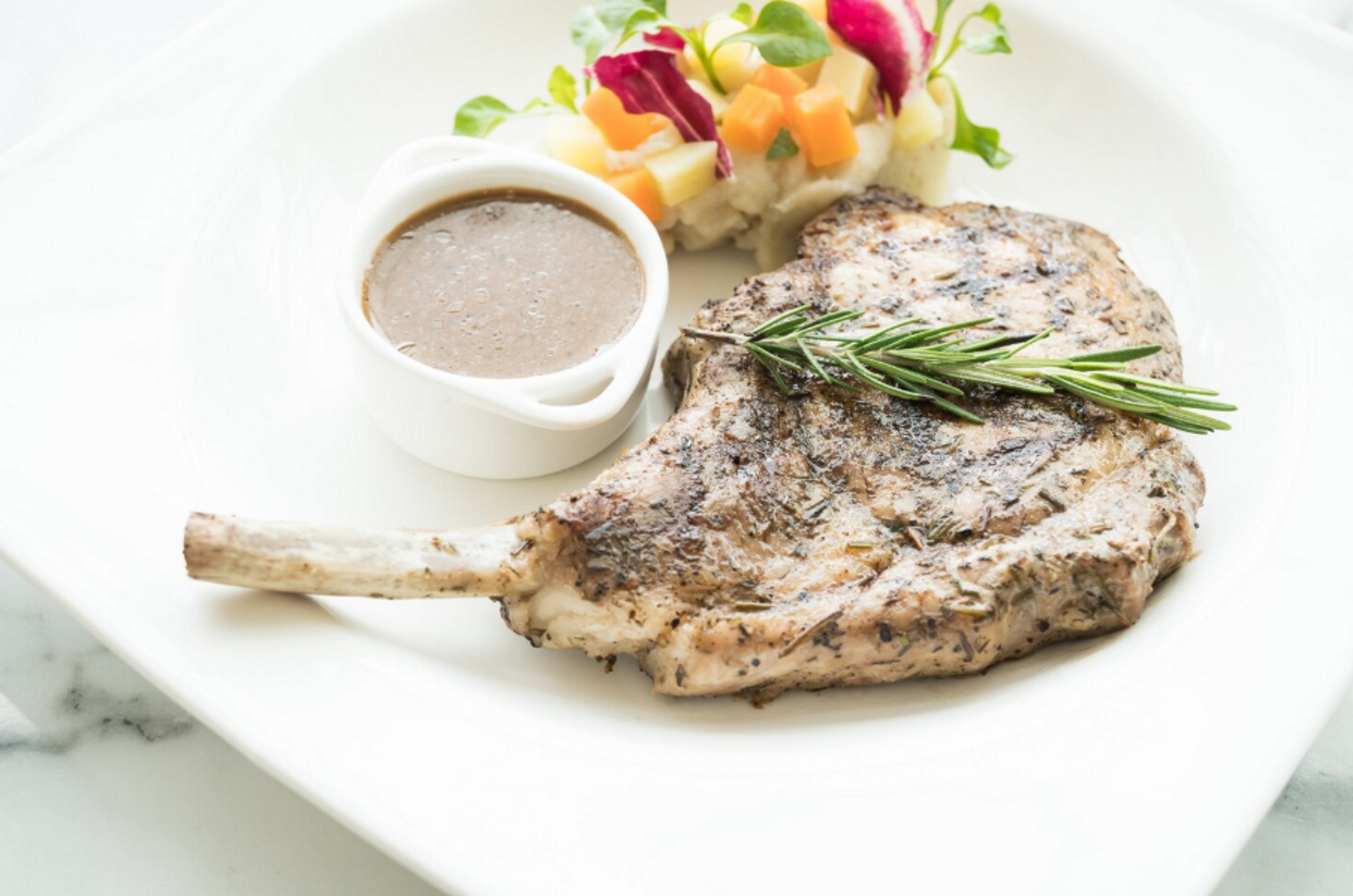 Συνταγή για χοιρινές μπριζόλες με σκόρδο και δεντρολίβανο