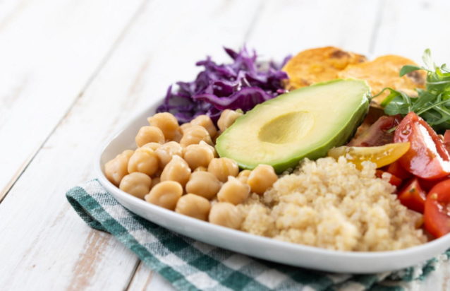 Συνταγή για σαλάτα με αβοκάντο και ρεβίθια - Εύκολη, γρήγορη και υγιεινή