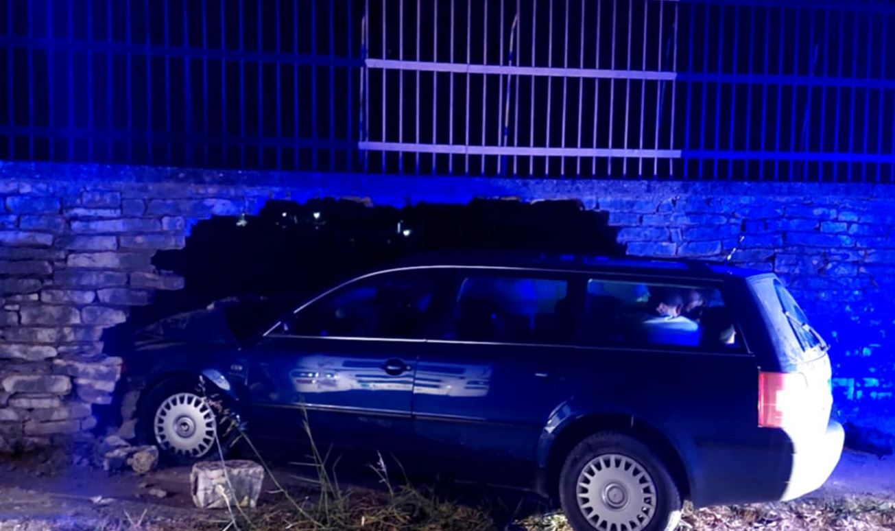 Ηγουμενίτσα: Αυτοκίνητο «καρφώθηκε» και γκρέμισε τοίχο γηπέδου κατά τη διάρκεια καταδίωξης – ΦΩΤΟ