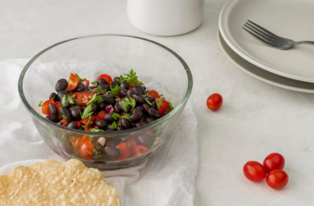 Συνταγή για σαλάτα με μαύρα φασόλια χωρίς μαγείρεμα - Εύκολη και υγιεινή