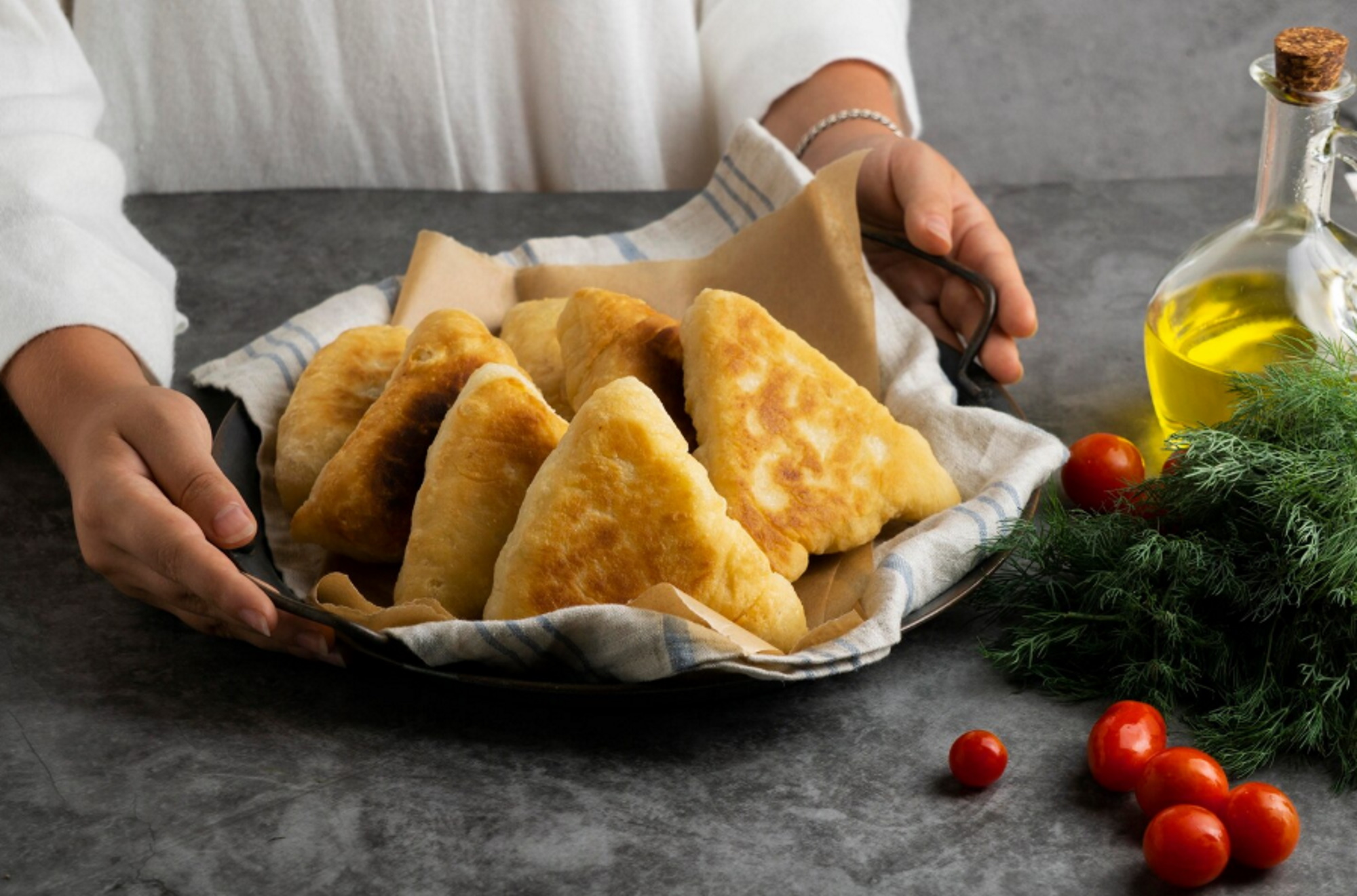 Συνταγή για νόστιμα σπανακοπιτάκια με λουκάνικο